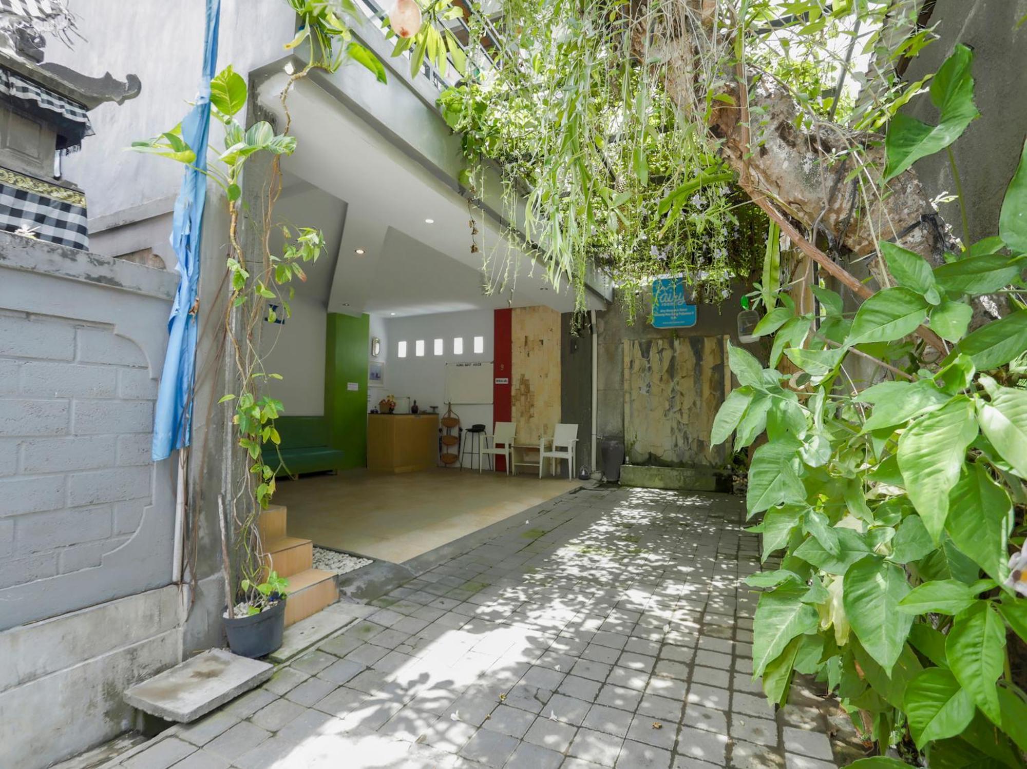 Oyo 3852 Valomia Guest House 덴파사르 외부 사진